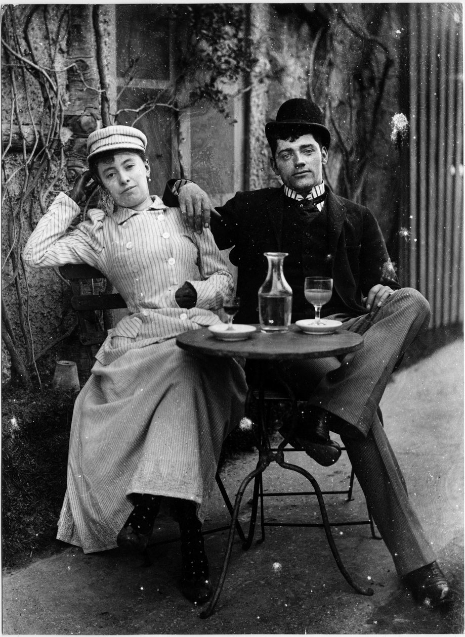 Par på terrassen til en kafé og drikker absint - fotografering, ca 1890 av French Photographer