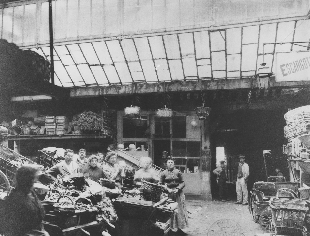 Cour du Heaume, rue Pirouette, Les Halles, Paris, 1910 av French Photographer