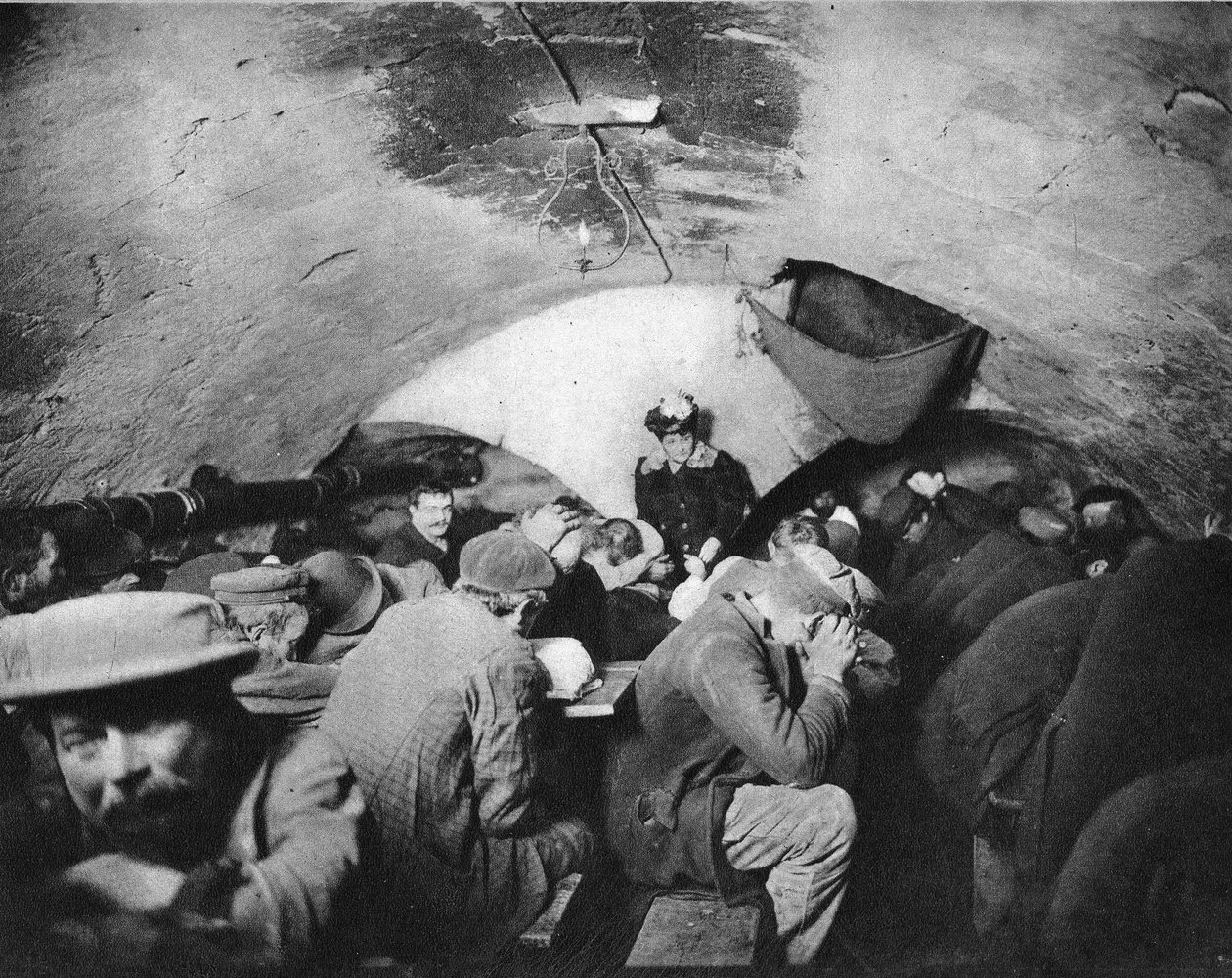 Dagliglivet til bomsene i Paris, søker tilflukt i hvelv. Fotografi, sent på 1800-tallet, Paris. Coll. Selva. av French Photographer