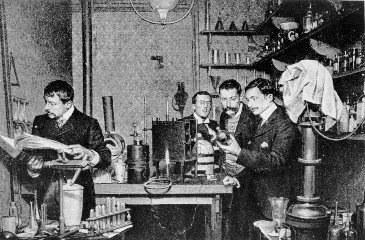 Direktører for Society of Alchemy and Astrology of France i laboratoriet deres, 1903 av French Photographer