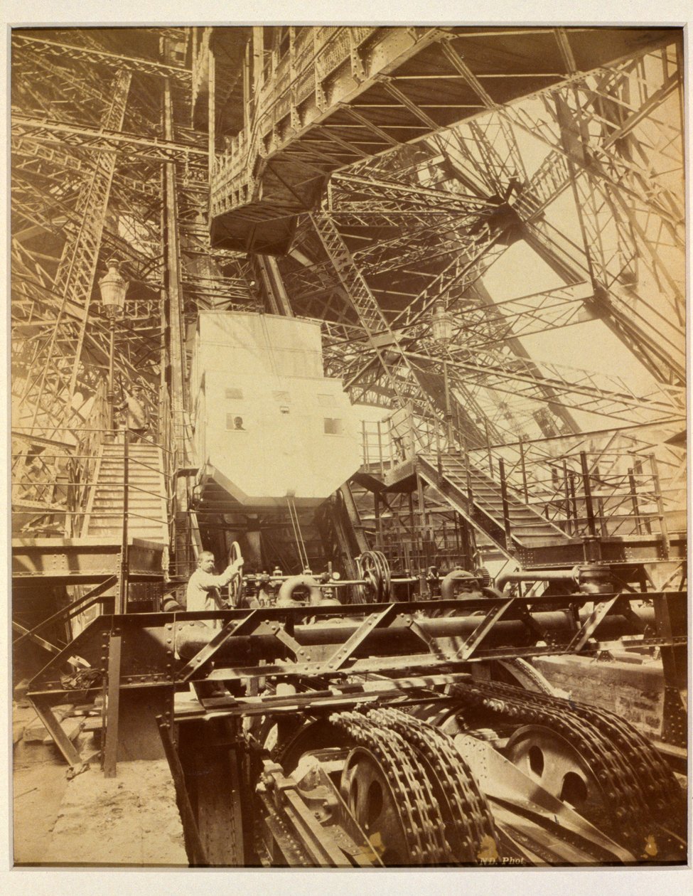 Utstyr for å betjene heissystemet på Eiffeltårnet, ca. 1888 av French Photographer