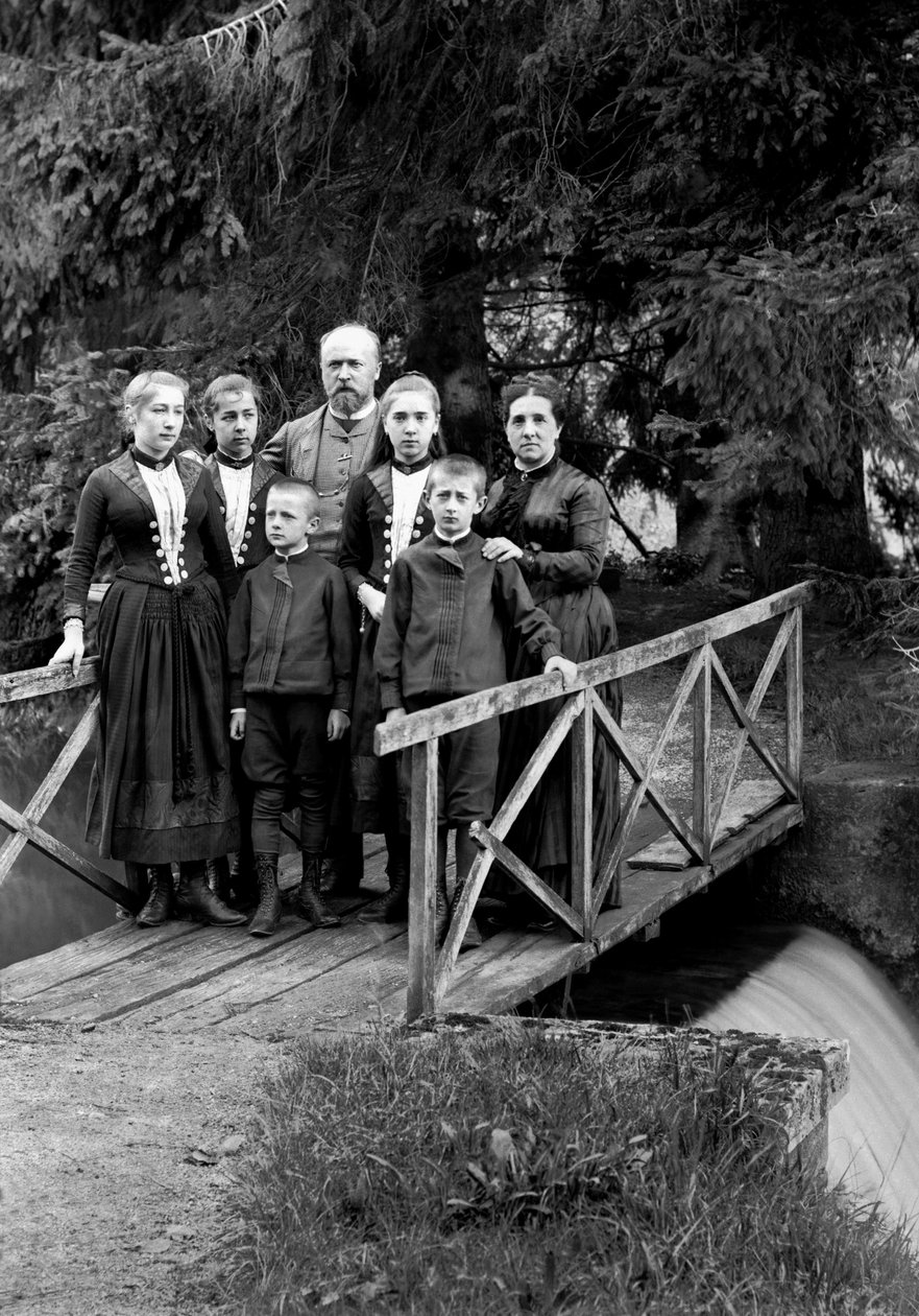 Familie av byboere, poserer i hagen deres, nær Bourmont i Haute-Marne (Haute Marne), ca. 1880. Ducos Collection. av French Photographer