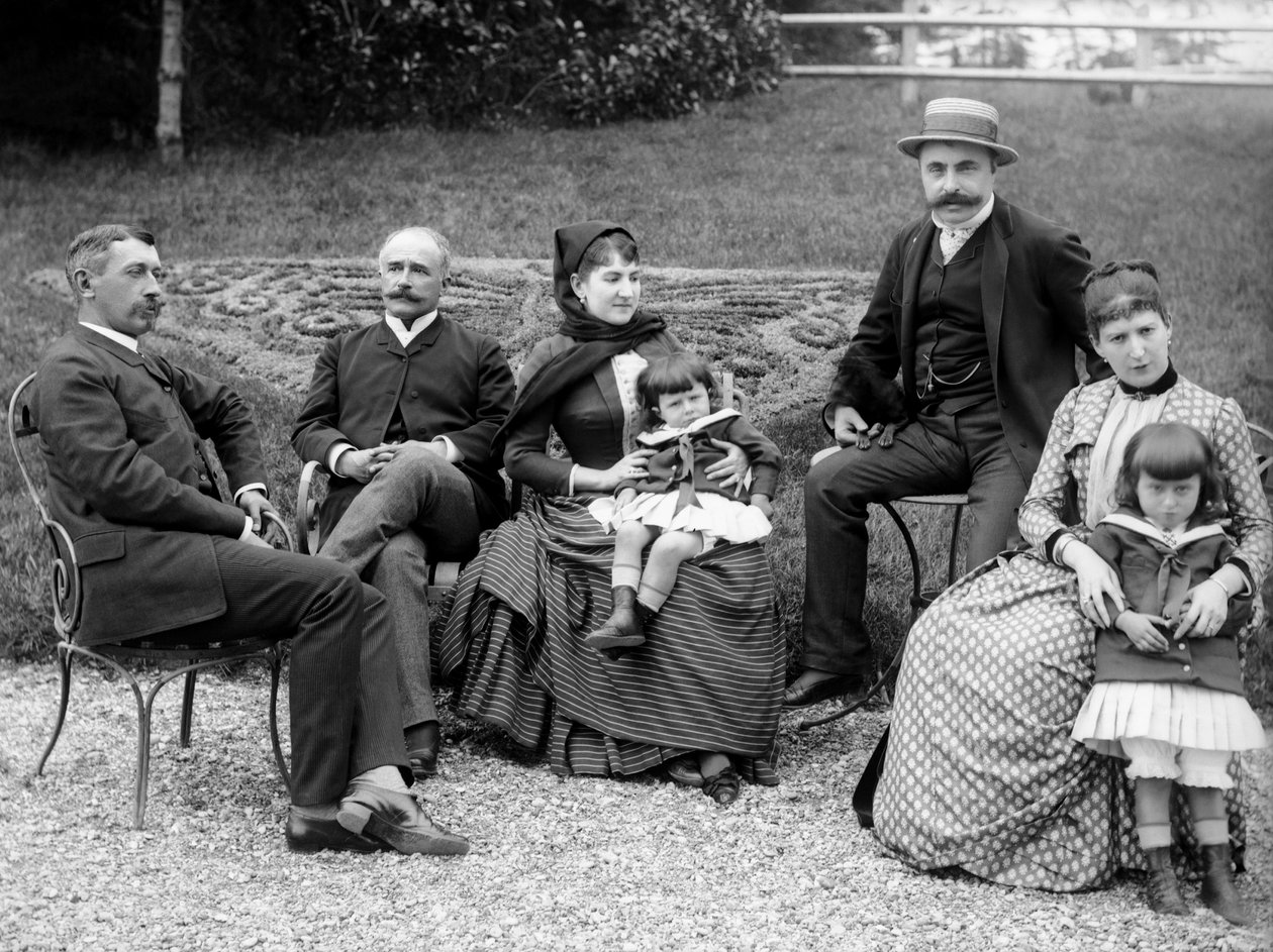 Familie av byboere, poserer i hagen deres, nær Bourmont i Haute-Marne (Haute Marne), ca. 1880. Fotografi. Ducos samling. av French Photographer