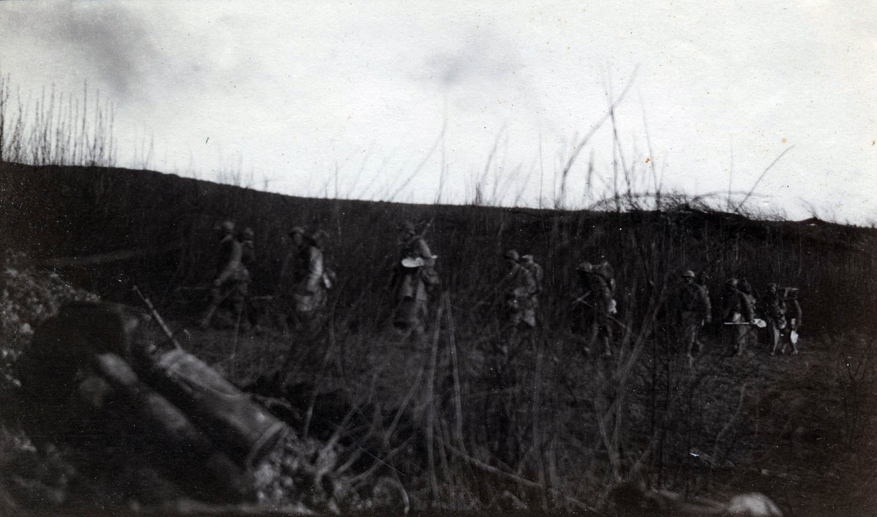 Første verdenskrig (1914-1918): en gruppe soldater som marsjerte mot Rocour (Saint Quentin) (Aisne) av French Photographer