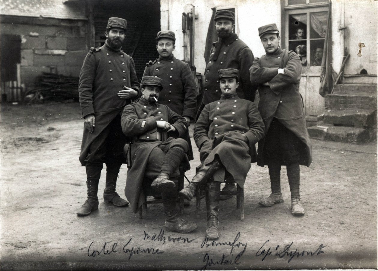 Første verdenskrig (1914-1918): telefonister og sekretærer for generalstaben til oberst Debenedetti (?) gården Laroque nær Roye sur Matz (Roye-sur-Matz, Oise). mars 1915 av French Photographer