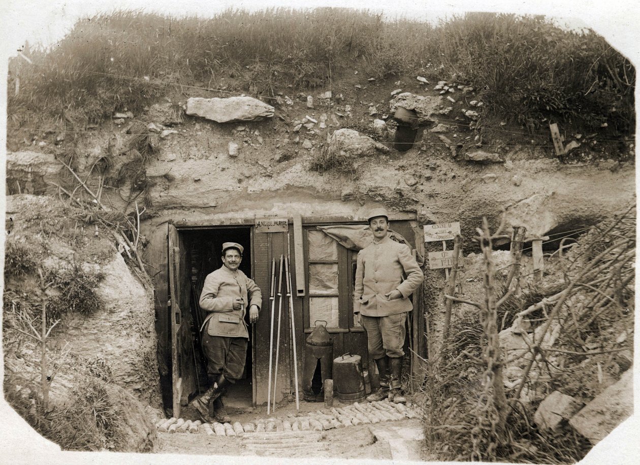Første verdenskrig (1914-1918): kommandoposten til løytnant De Benedetti, sekretæren til venstre, bataljonsoffiseren til høyre. Mellom dem, sikringer signaler, periskop, torpedoer. 05/1916 av French Photographer