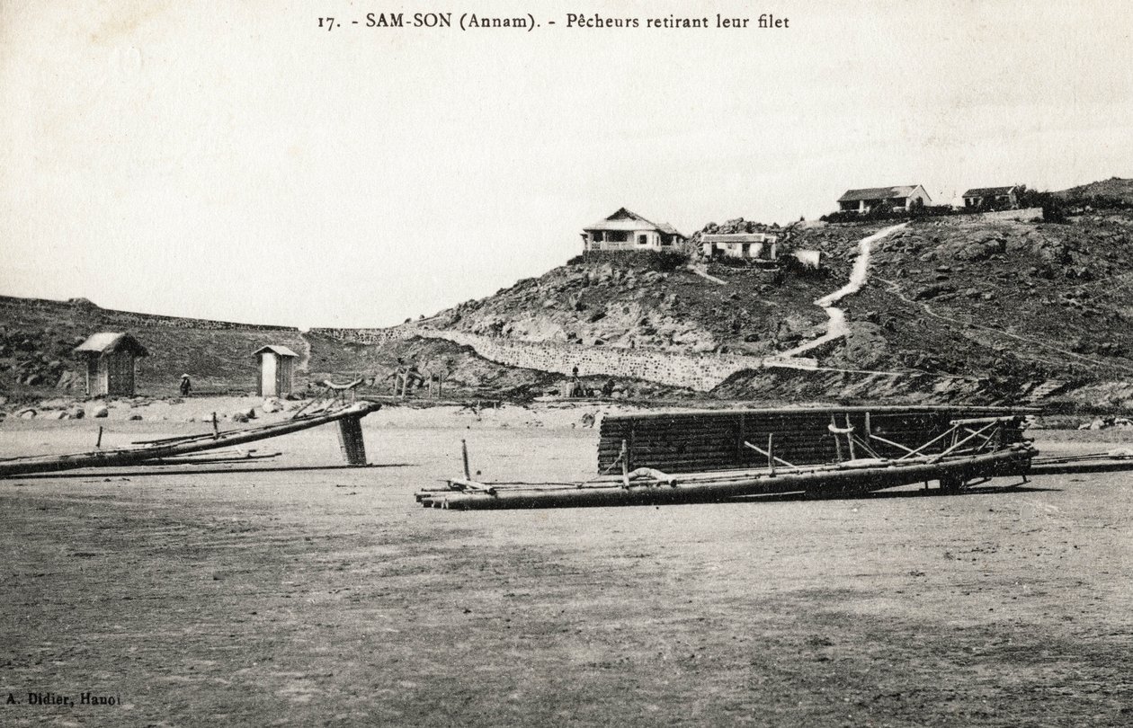 Fiskere fjerner garnet nær strendene til Sam Son (Sam-Son), Annam. Postkort fra Vietnam, Indokina. Foto ca 1912-1914. av French Photographer