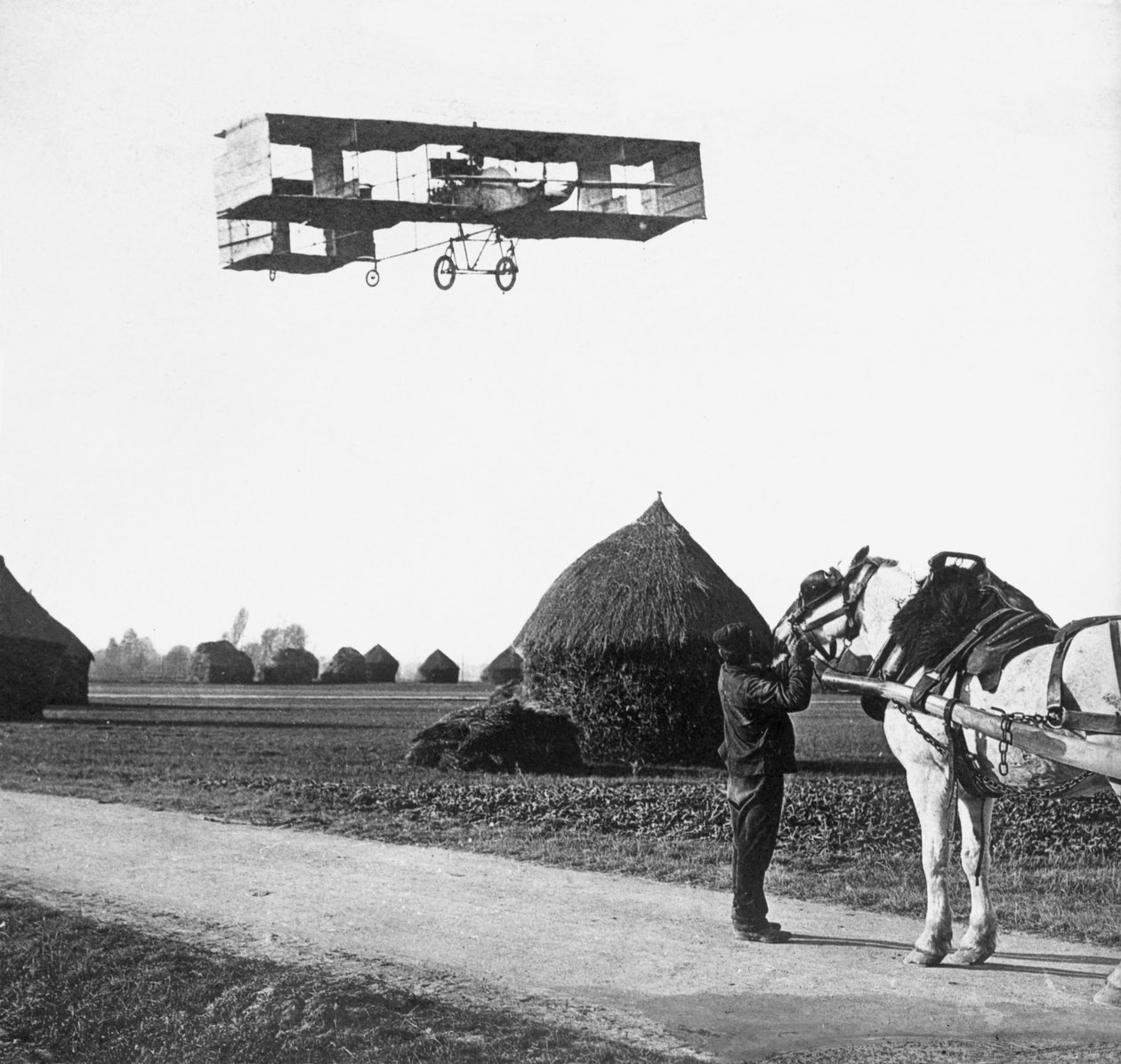Fly av Henri Farman (1874-1958) fra Chalons til Reims, 1908 av French Photographer