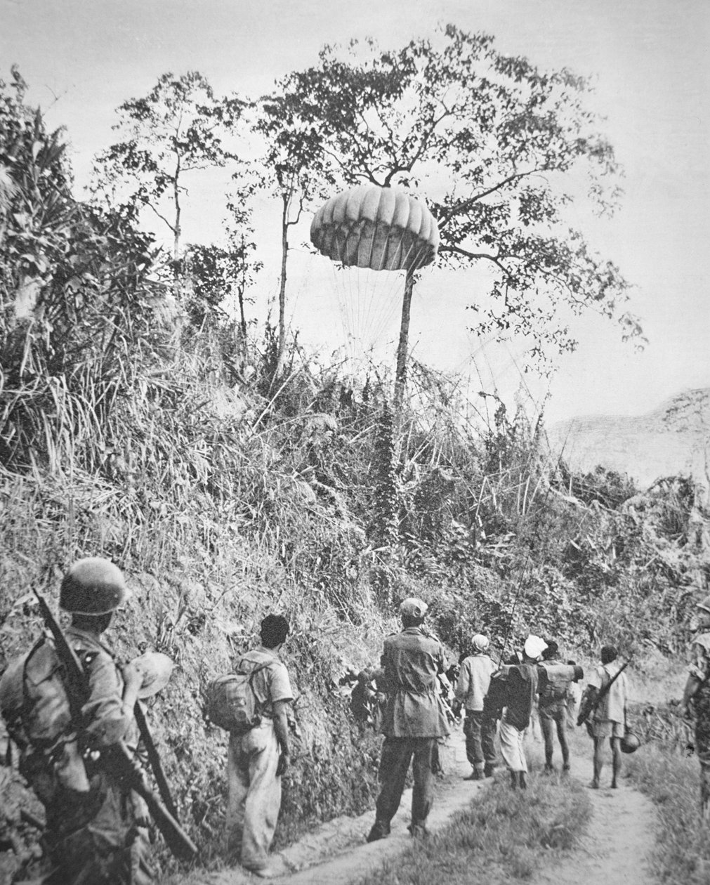 Franske og vietnamesiske soldater henter forsyninger med fallskjerm til dem under beleiringen av Dien Bien Phu, november 1953-mai 1954 (s/hv-bilde) av French Photographer