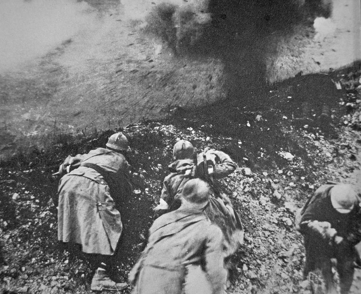 Fransk infanteri under ild fra tysk artilleri under slaget ved Verdun av French Photographer
