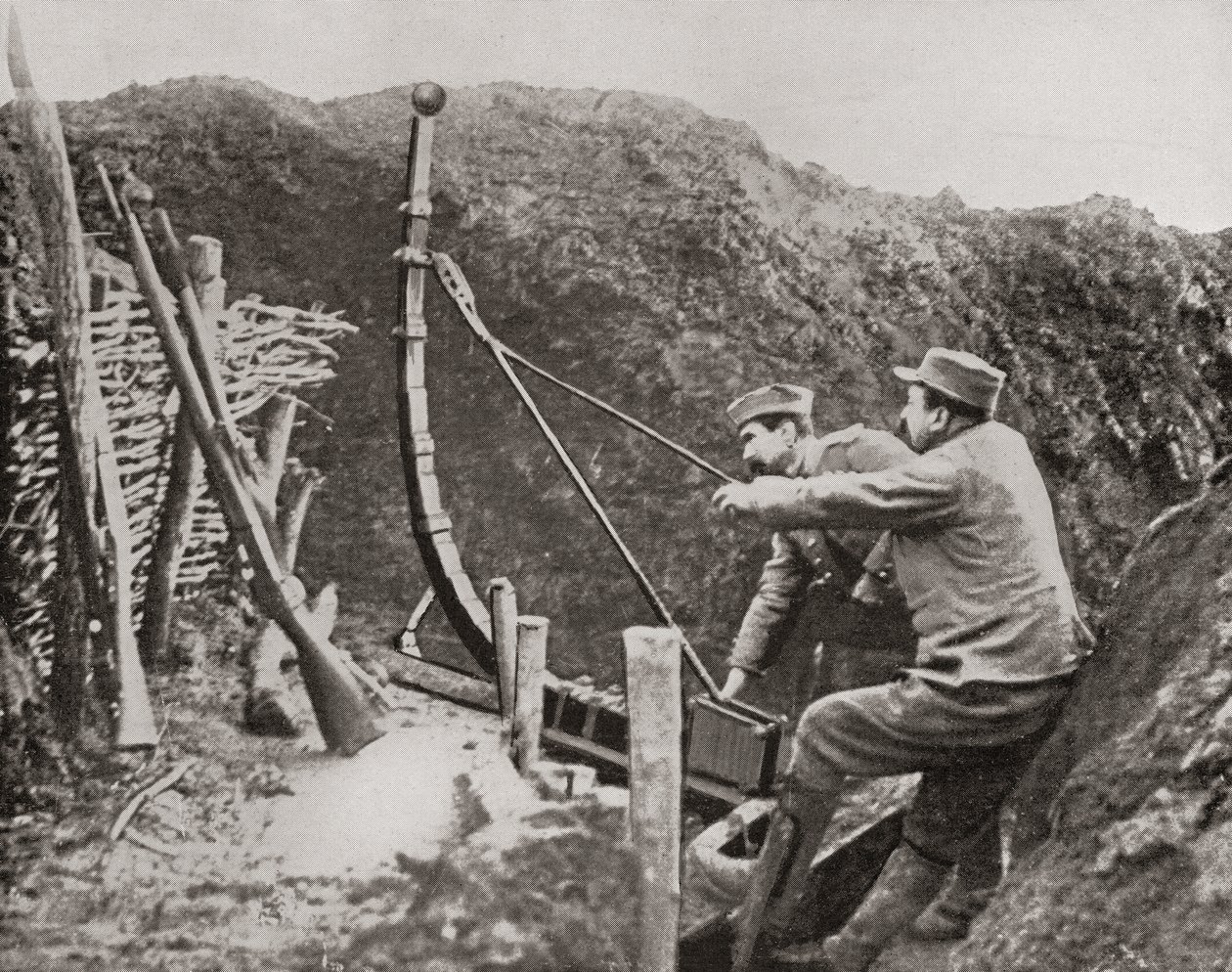 Franske soldater som brukte en katapult for å kaste bomber under første verdenskrig, fra The Illustrated War News, 1915 av French Photographer