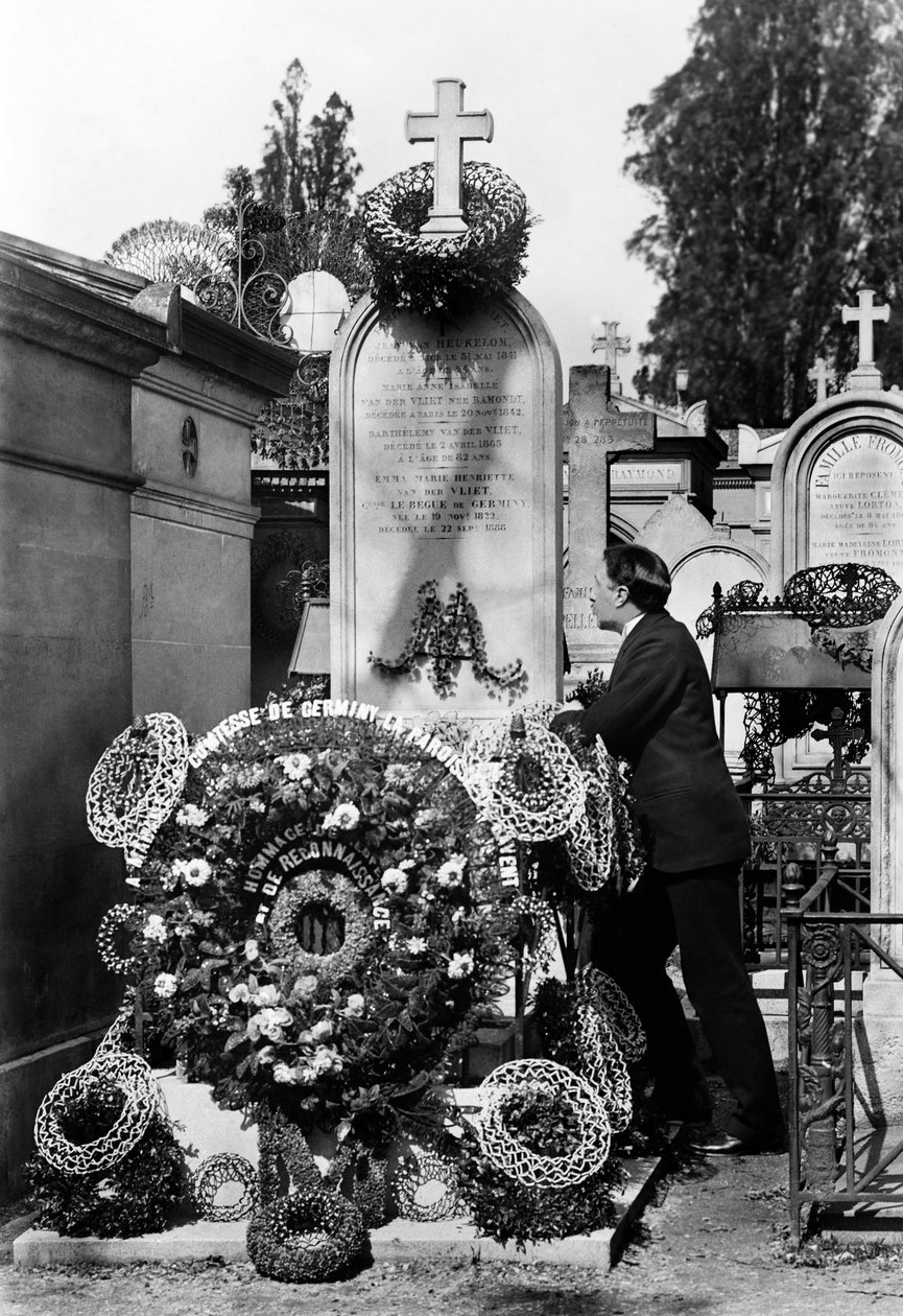 Begravelseskroner og mann samlet foran graven til Emma Van Der Vliet, grevinne Le Begue De Germiny (1822-1888). Fotografering sent på 1800-tallet. Ducos samling. av French Photographer