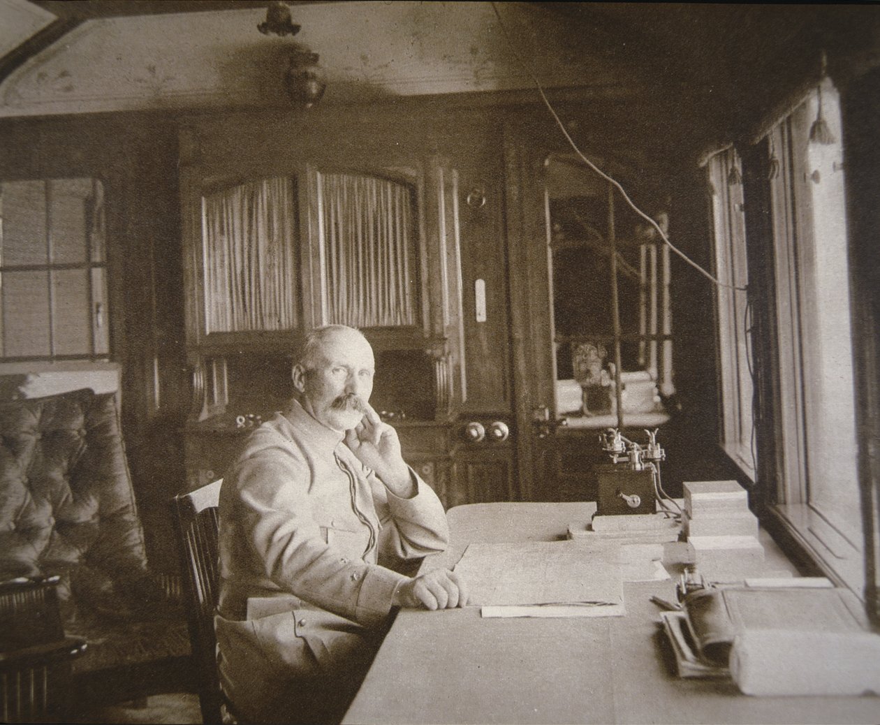 General Pétain i sin jernbanevogn-salong-hovedkvarter under slaget ved Verdun, februar-desember 1916 (s/hv-bilde) av French Photographer