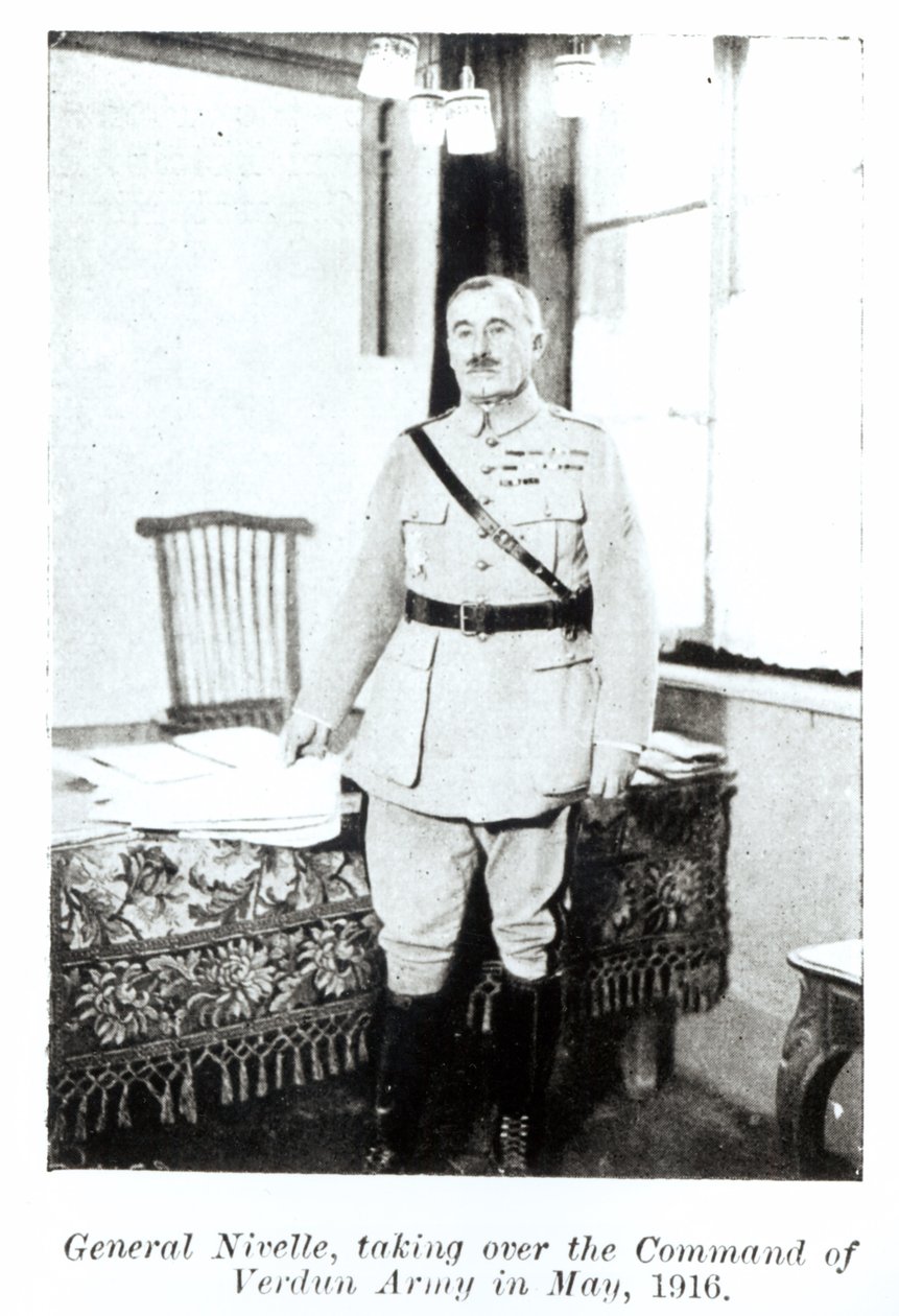 General Robert Nivelle (1856-1924) overtar kommandoen over hæren ved Verdun, mai 1916 (bw-bilde) av French Photographer