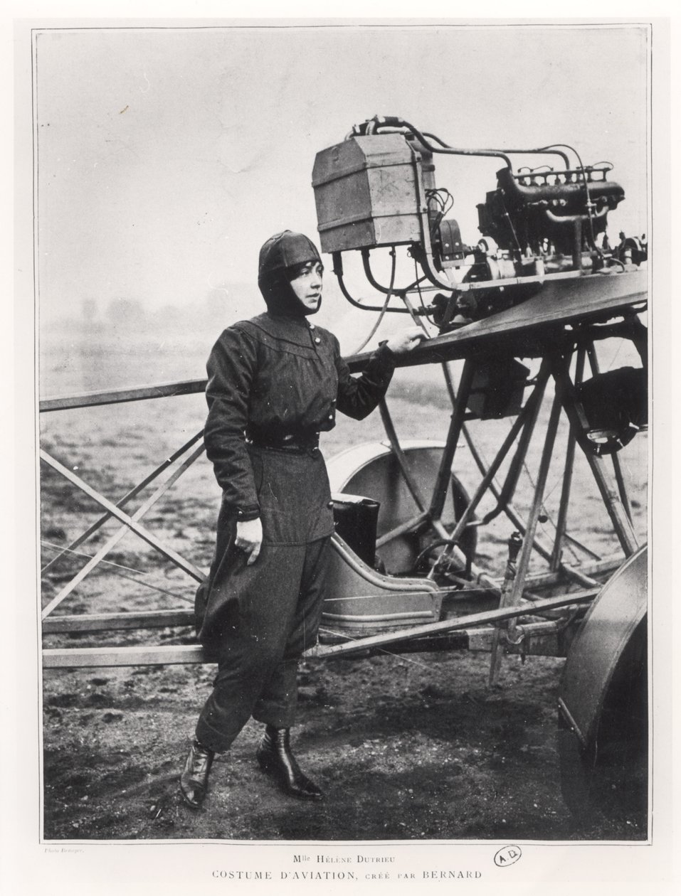 Helene Dutrieu (1877-1961) stående ved siden av et fly, før 1914 av French Photographer