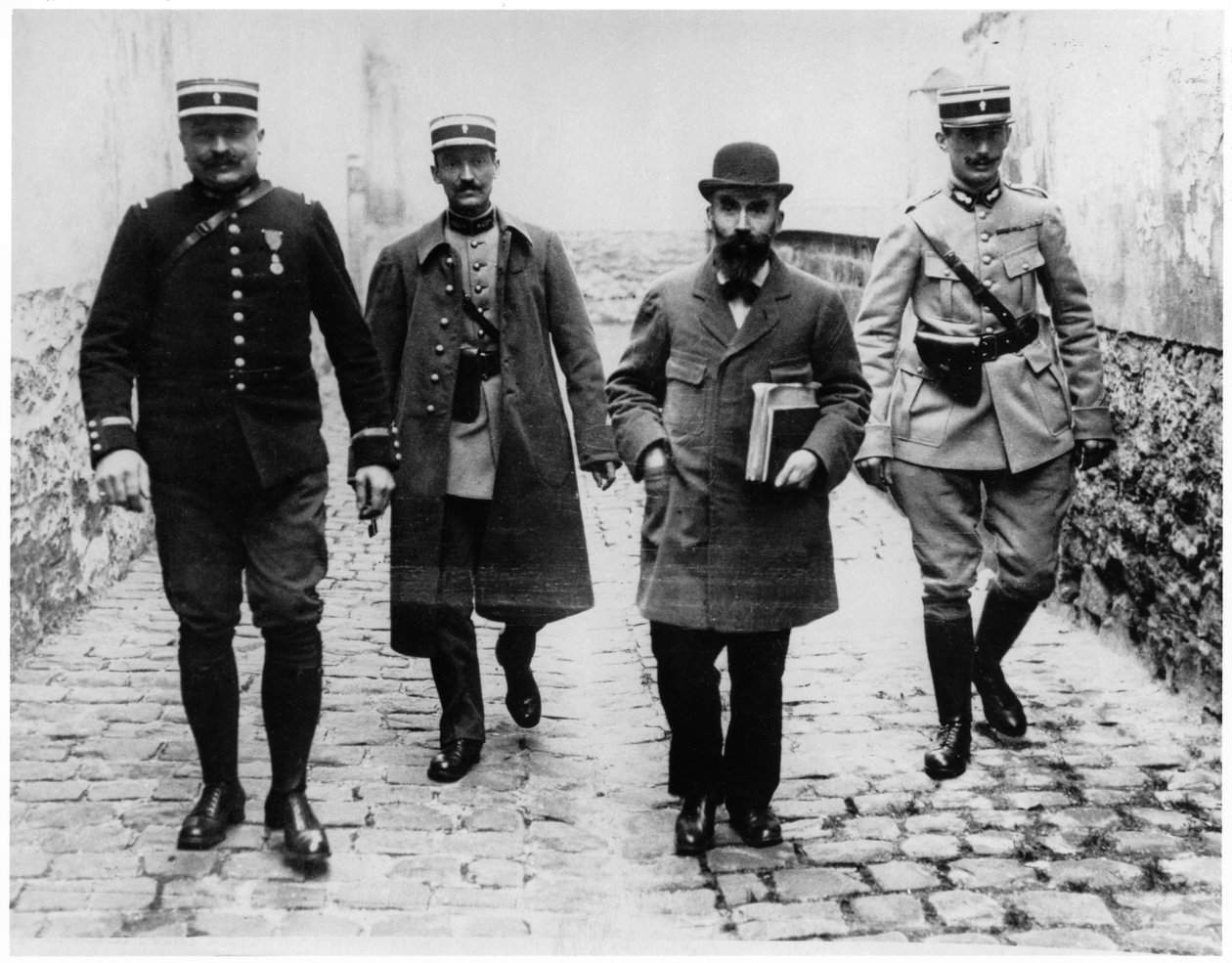Henri Desire Landru (1869-1922) med tre politimenn, ca. 1919 av French Photographer