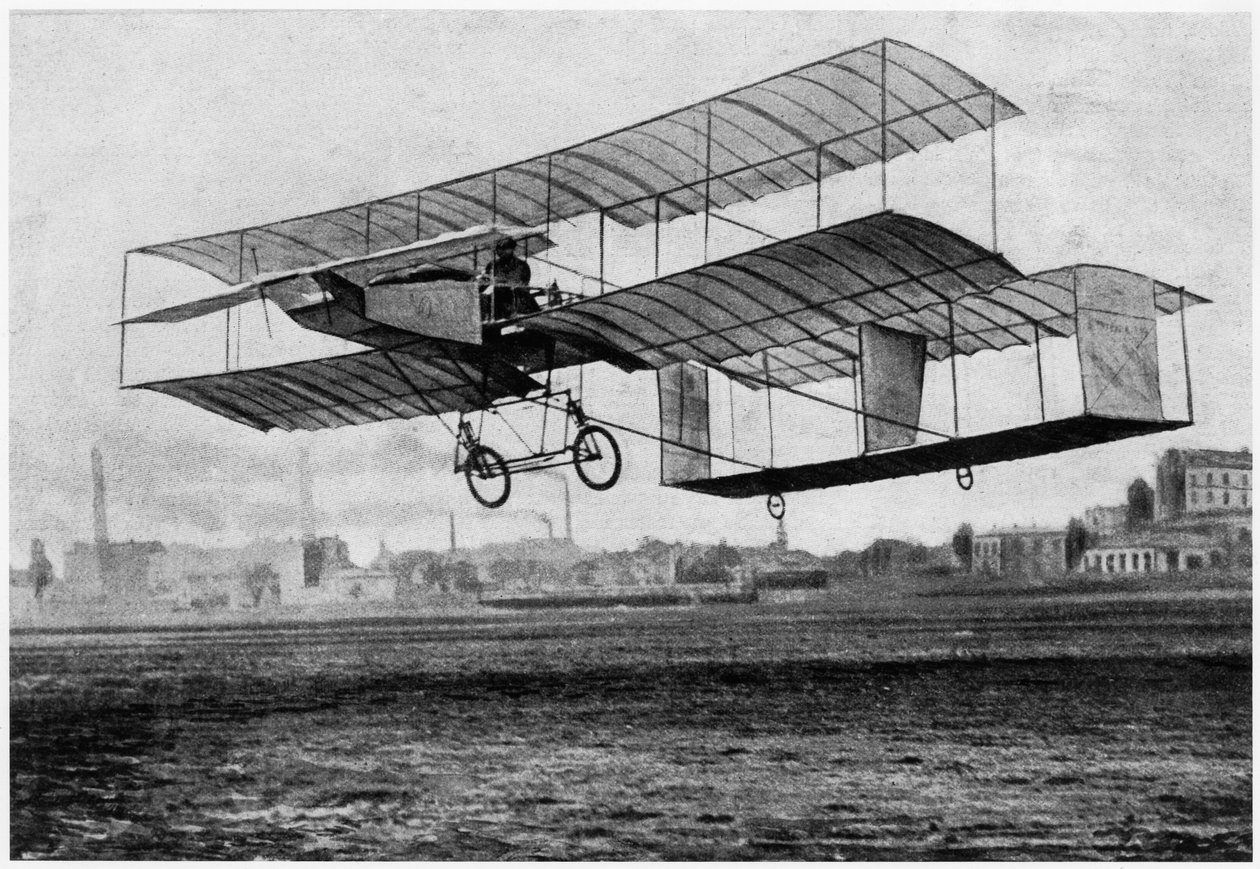 Henri Farman (1874-1958) ved Issy-les-Moulineaux i flyet hans Voisin-Farman 1, 1907 (fotolitografi) av French Photographer