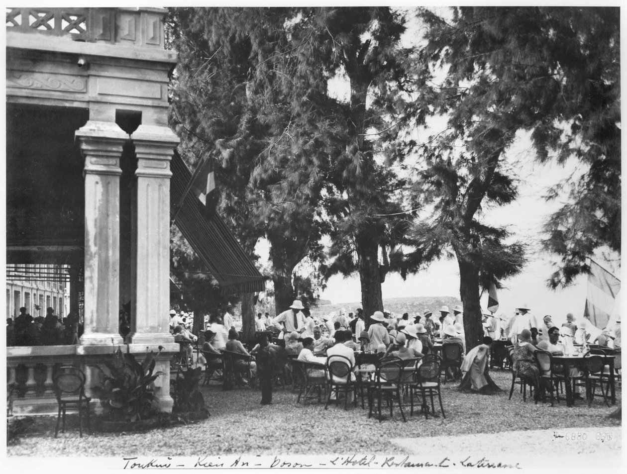 Hotellrestaurant i Kien an Doson, ca. 1920 av French Photographer