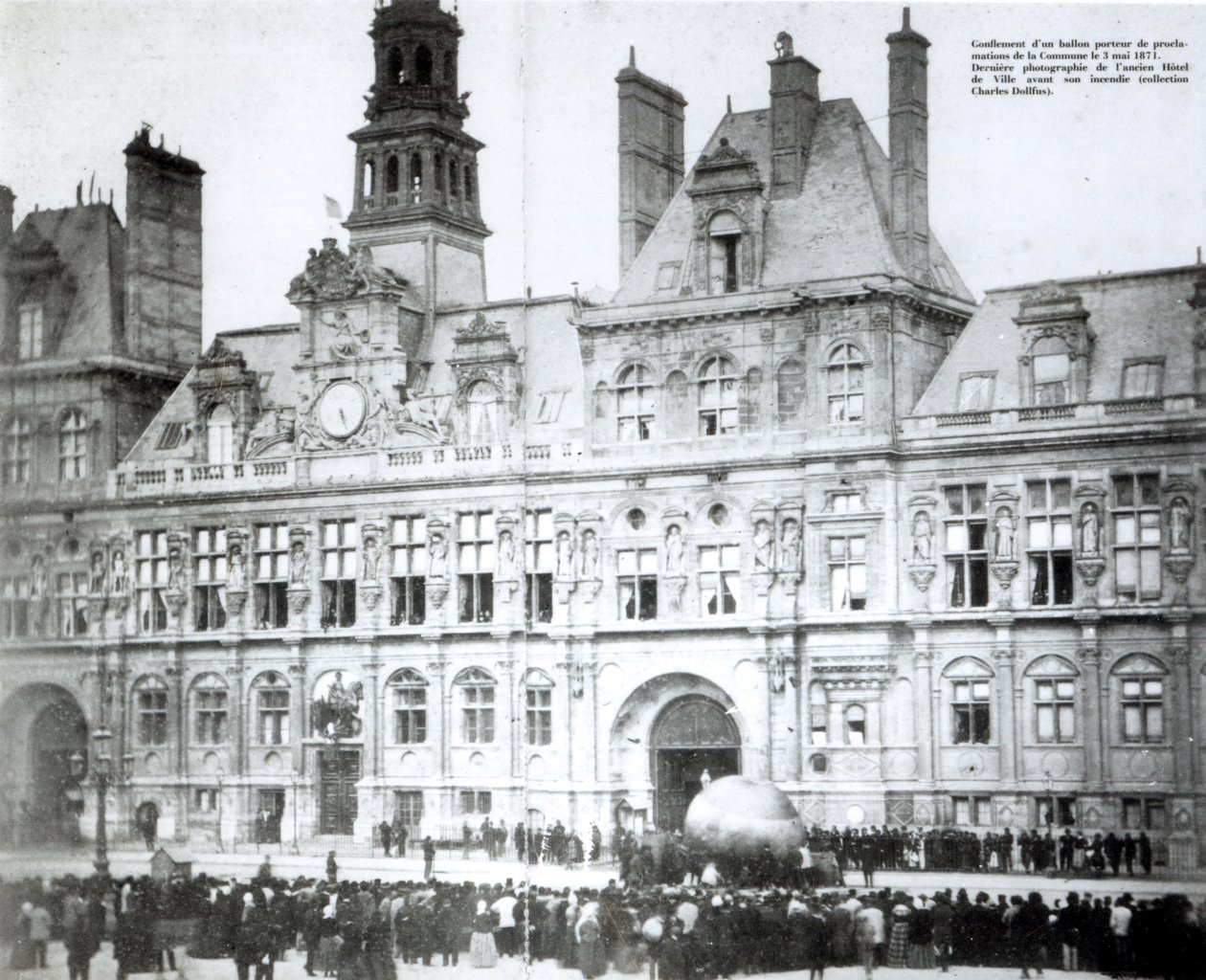 Å blåse opp en ballong med kommunens erklæringer knyttet til den utenfor Hotel de Ville, Paris, 3. mai 1871 av French Photographer
