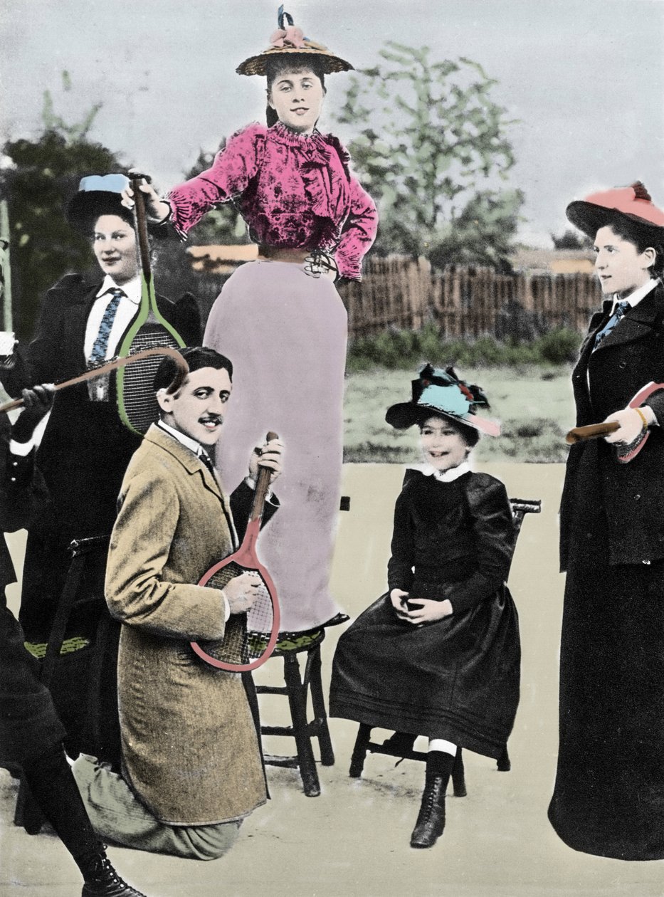 Marcel Proust fransk forfatter midt i en gruppe unge kvinner som spiller gitar på en tennisracket, ved tennisboulevarden Bineau i Paris, 1892 av French Photographer