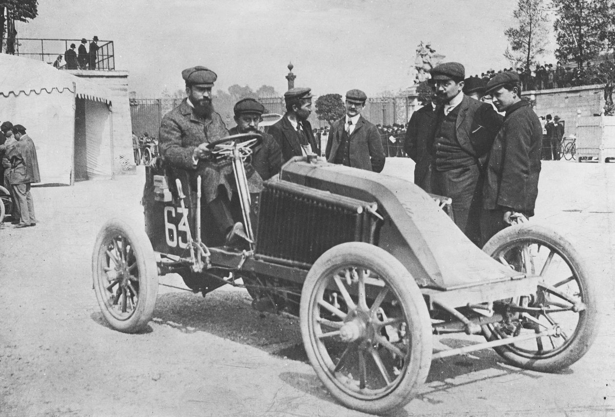 Marcel Renault ved starten av løpet fra Paris til Madrid, 1903 av French Photographer