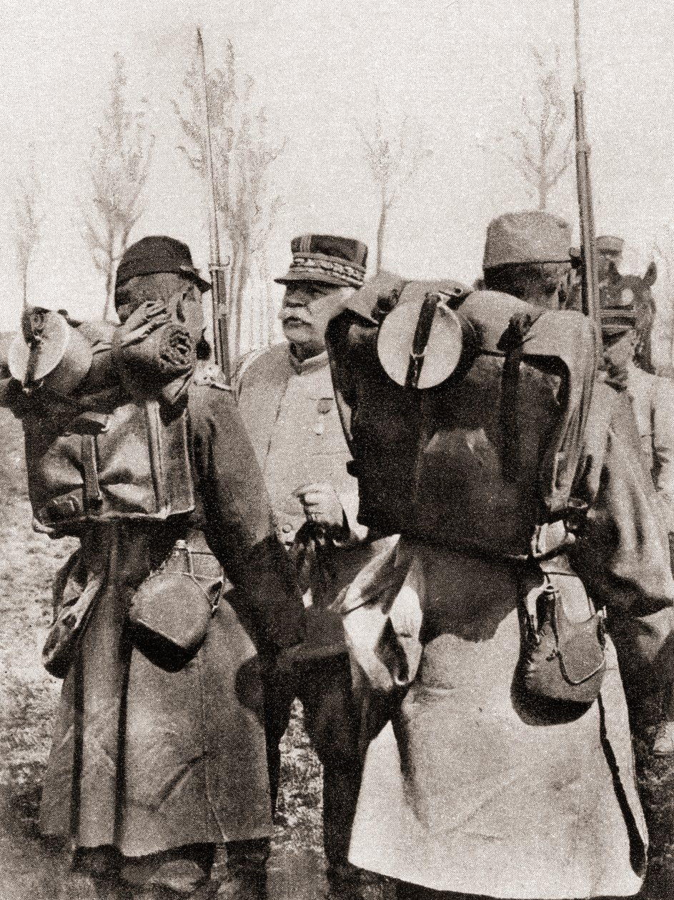 Marshal Joseph Jacques Césaire Joffre inspiserer troppene sine, fra The Illustrated War News, 1915 av French Photographer