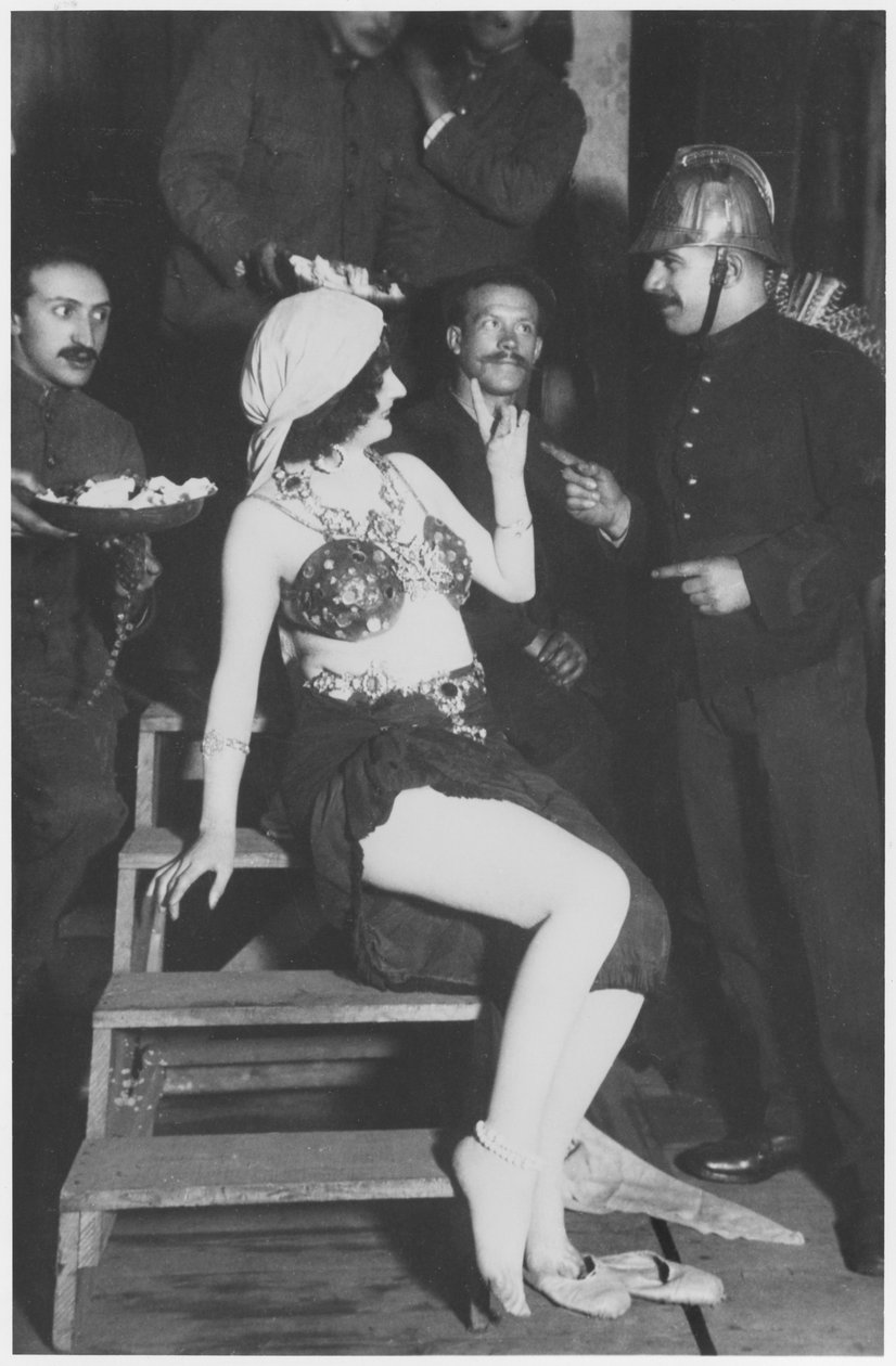 Mata Hari i vingene med en brannmann, ca. 1905 av French Photographer