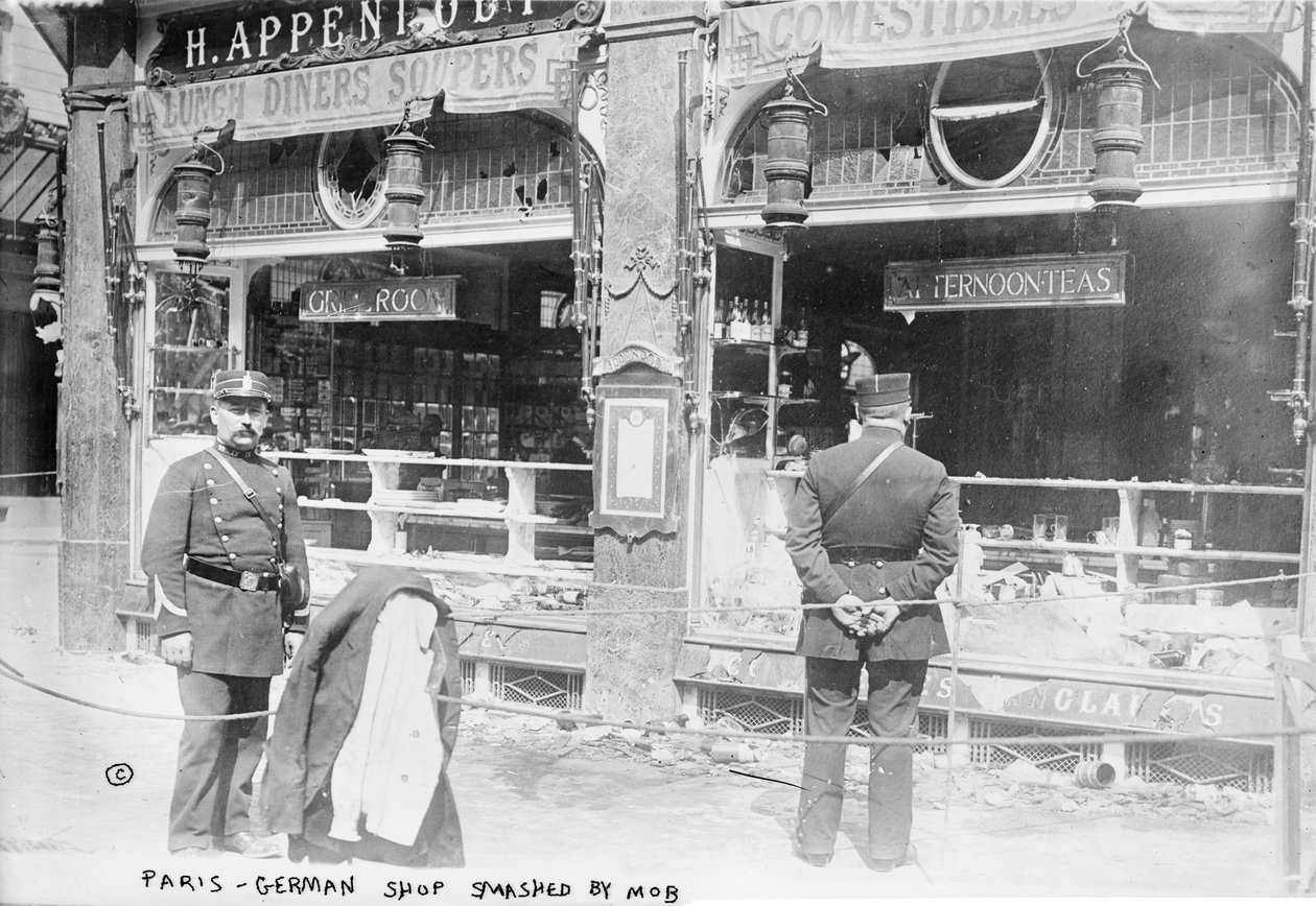 Paris, tysk butikk knust av pøbel, 1914 av French Photographer