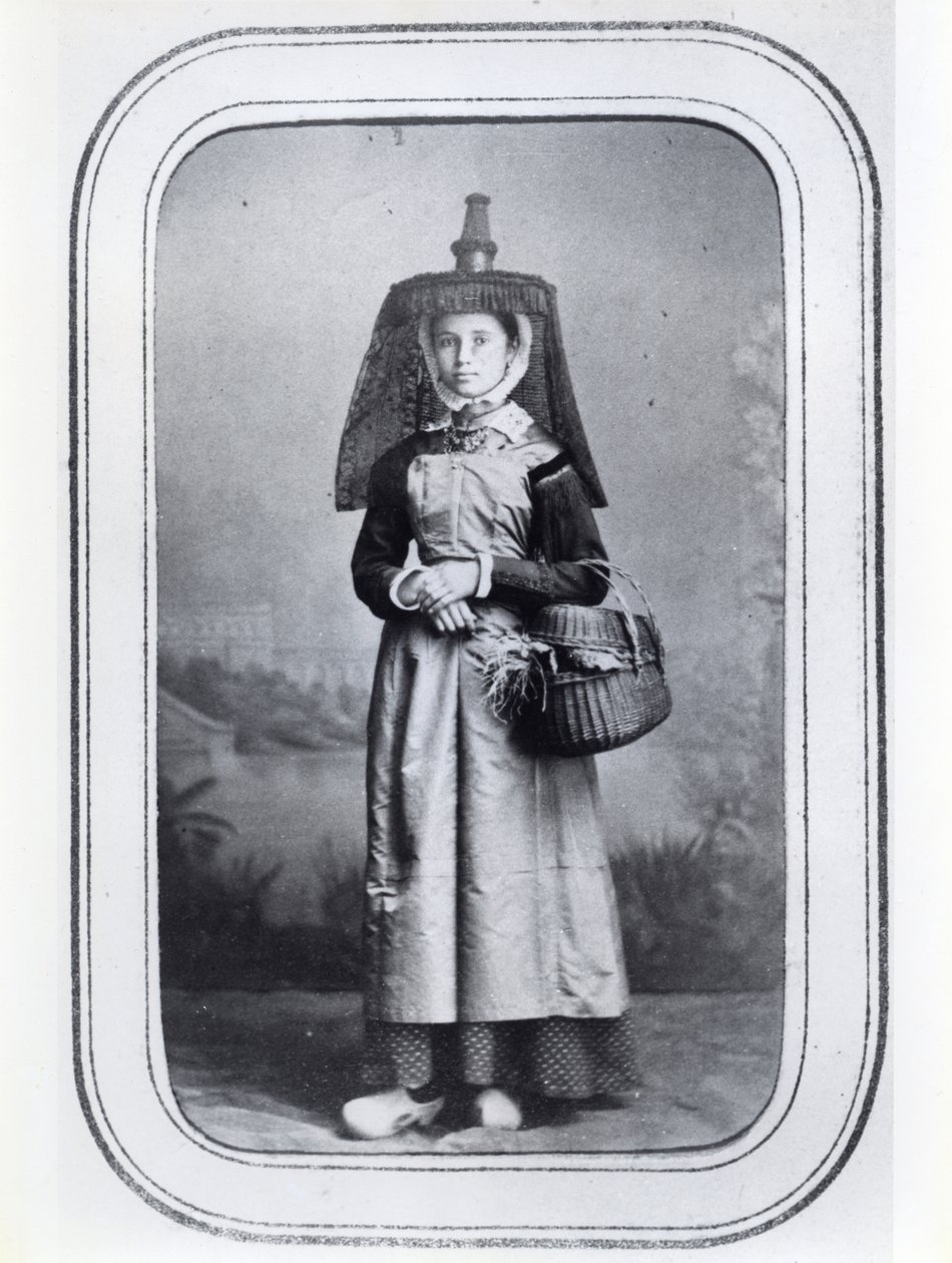 Foto visittkort som viser fransk regional drakt, ca. 1860-70 (s/hvitt-bilde) av French Photographer
