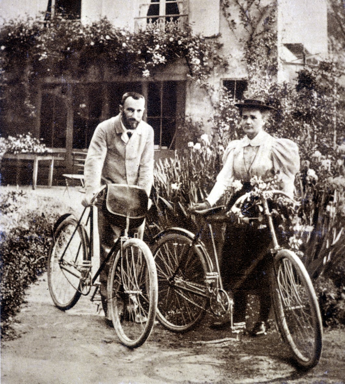 Pierre og Marie Curie i hagen deres 1895 av French Photographer