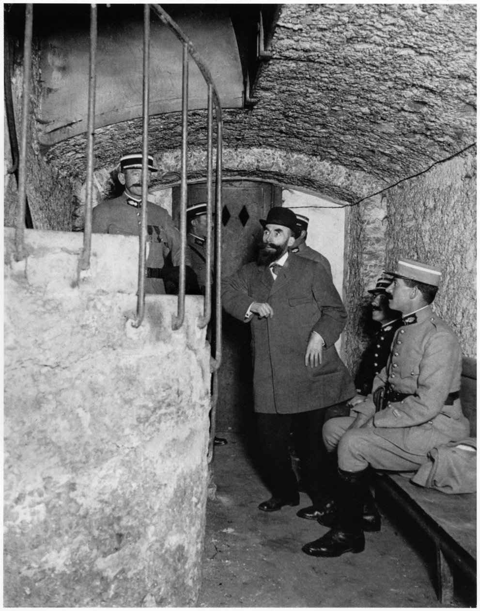 Politimenn gjennomsøker kjelleren til Henri Desire Landru (1869-1922) ca. 1919-20 av French Photographer