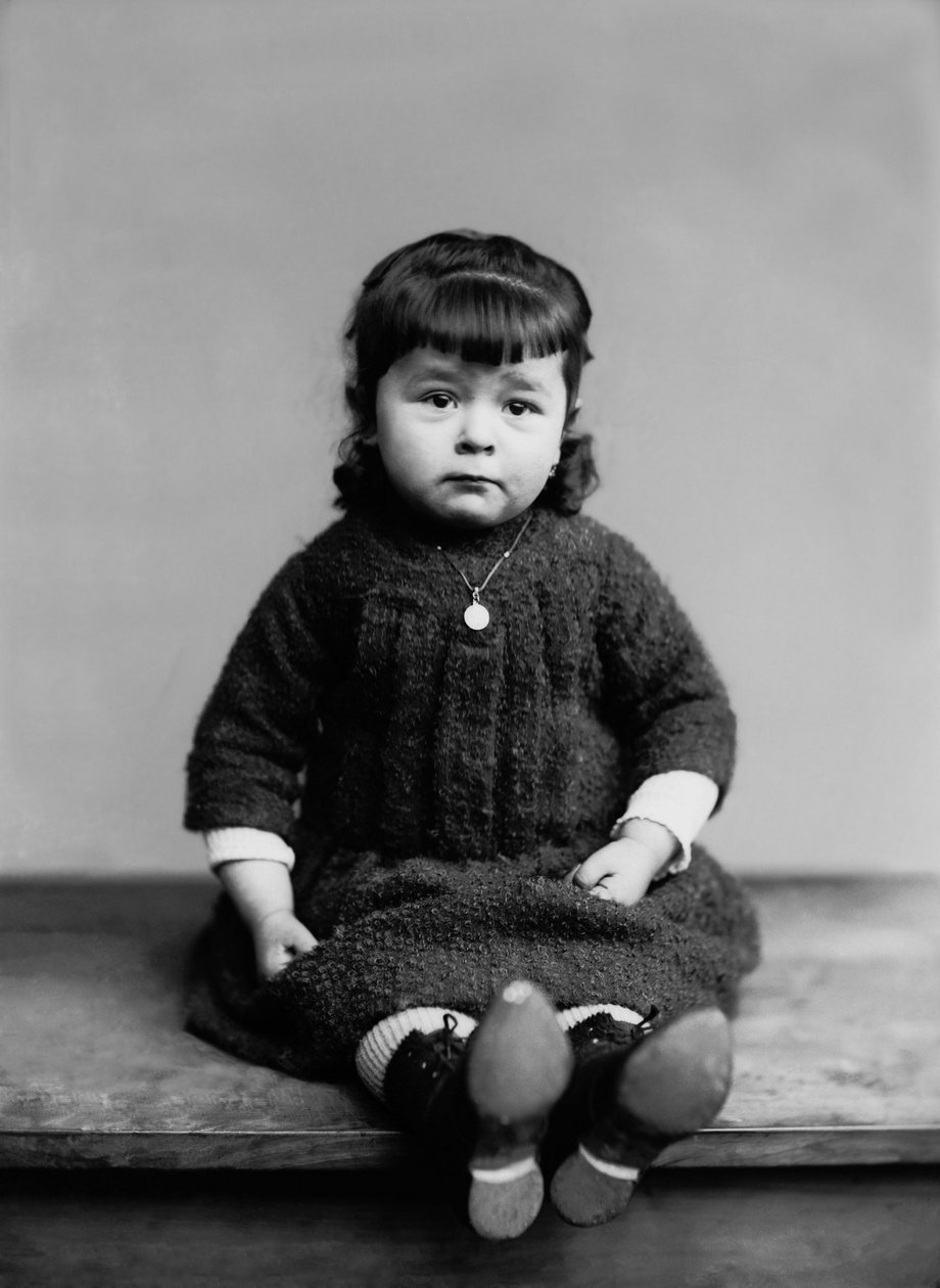 Portrett av en liten jente fra Bourmont i Haute Marne, med dåpsmedaljen hennes. Fotografering sent på 1800-tallet. Ducos samling. av French Photographer