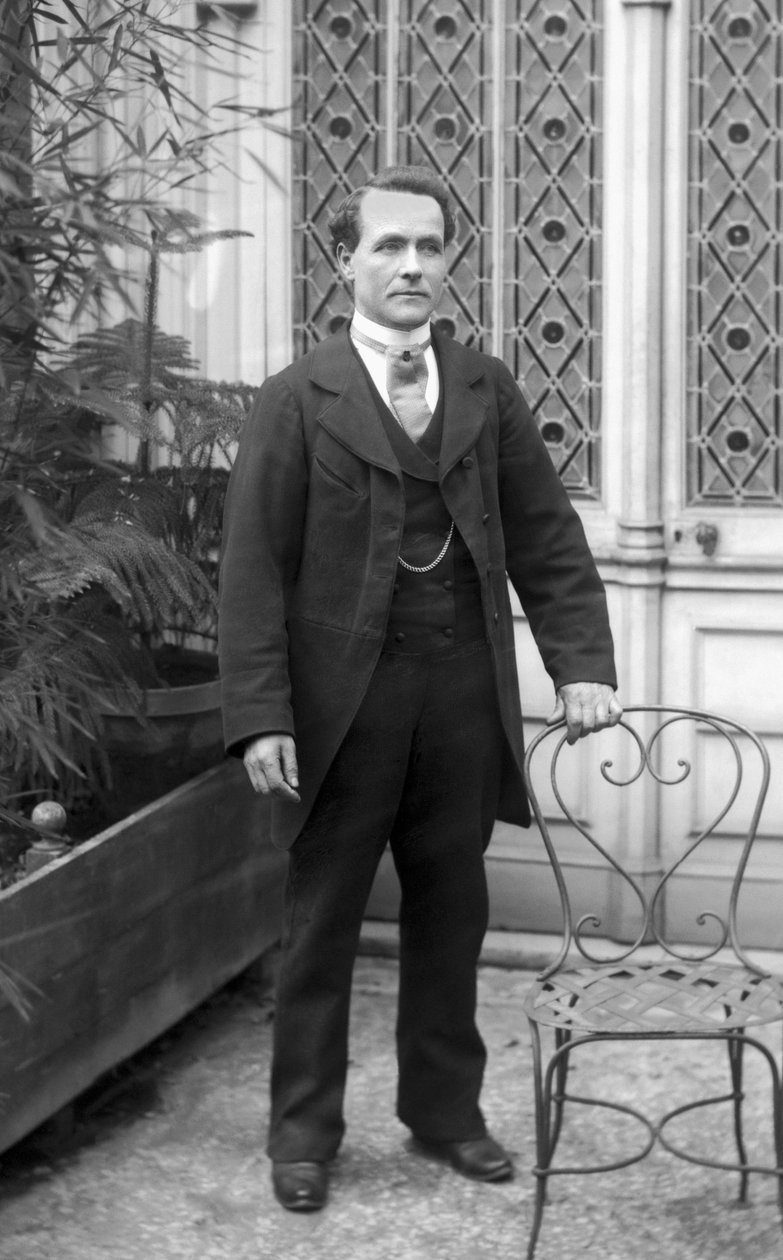 Portrett av en mann som poserer i Abbey of Septfontaines, nær Bourmont en Haute Marne. Fotografering sent på 1800-tallet. Ducos samling. av French Photographer