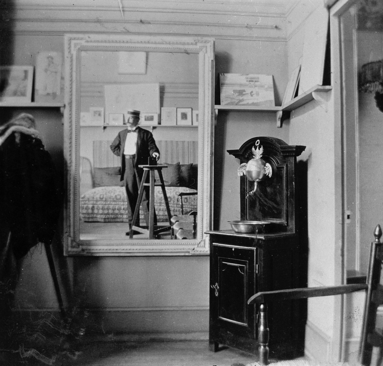 Portrett av en fotograf i studioet til Henri de Toulouse-Lautrec (1864-1901) av French Photographer