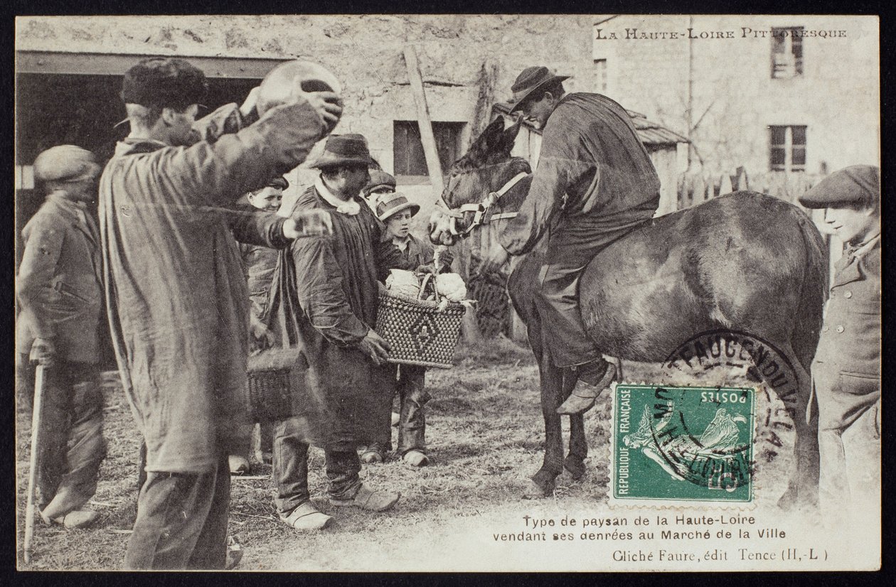 Postkort som viser en bonde i Haute-Loire som selger mat på markedet, ca. 1900 av French Photographer