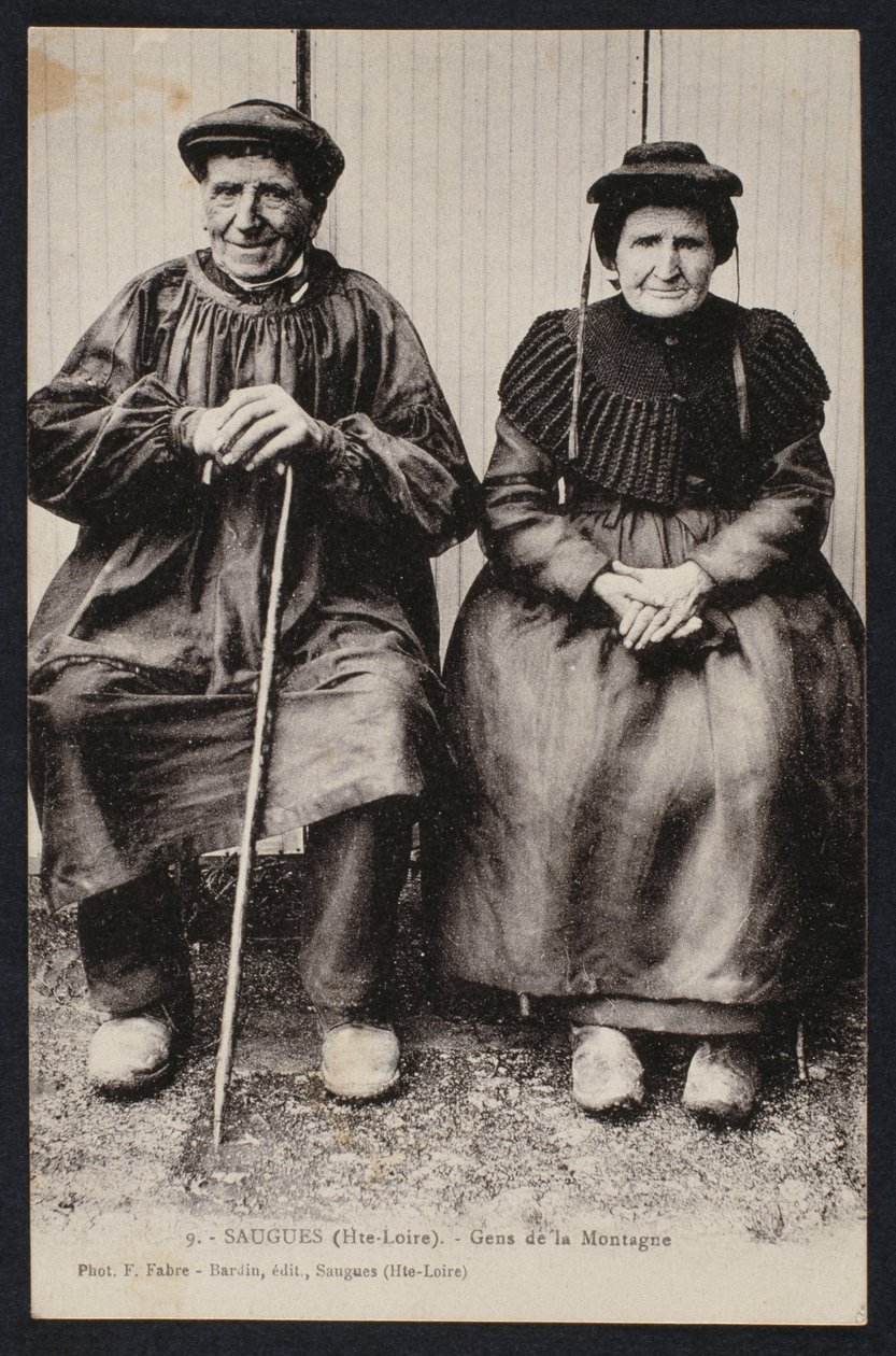 Postkort som viser fjellfolk i Saugues, Haute-Loire, ca. 1900 av French Photographer