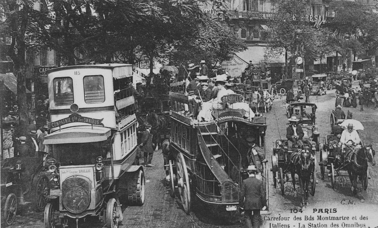 Postkort som viser en omnibusstasjon i krysset mellom Boulevard Montmartre og Boulevard des Italiens, Paris, 1905-10 av French Photographer