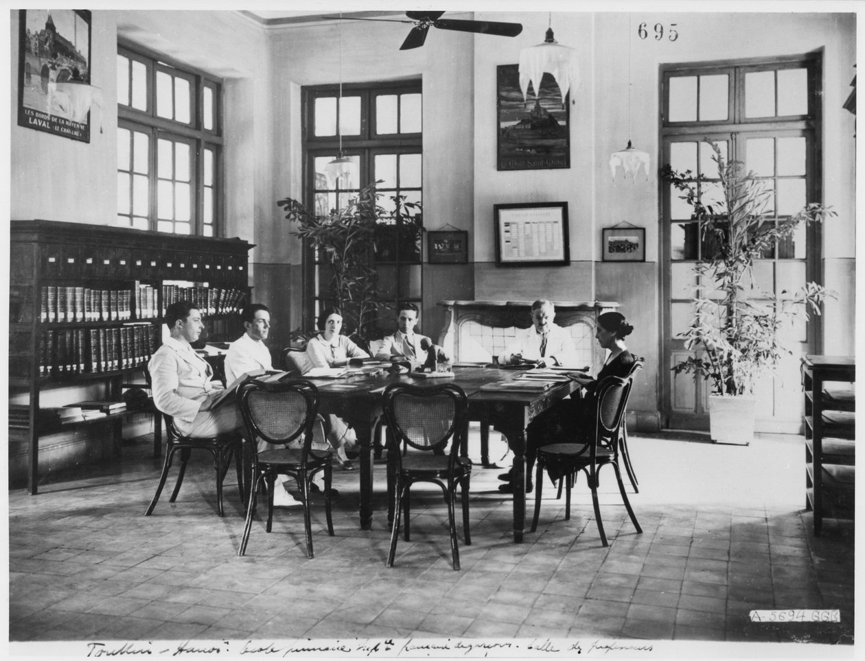Barneskole for gutter i Hanoi, ca. 1920 av French Photographer