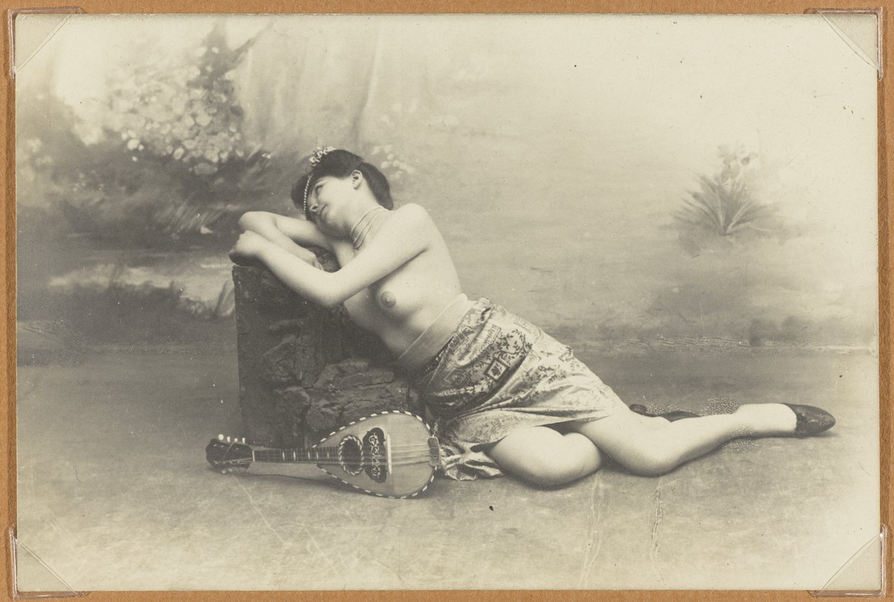 Liggende kvinne med mandolin, ca. 1895 (gelatinsølvtrykk) av French Photographer