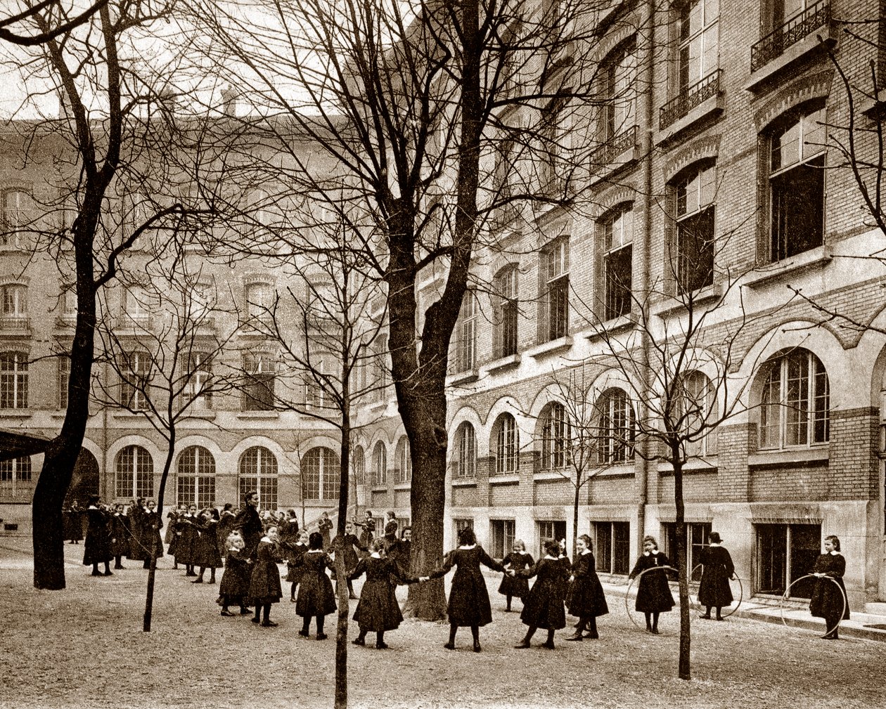 Fritidsdomstol ved Madame de Saissevals skole (Carcado - Saisseval) i Paris på slutten av det nittende århundre, før 1900 (s/hvitt foto) av French Photographer