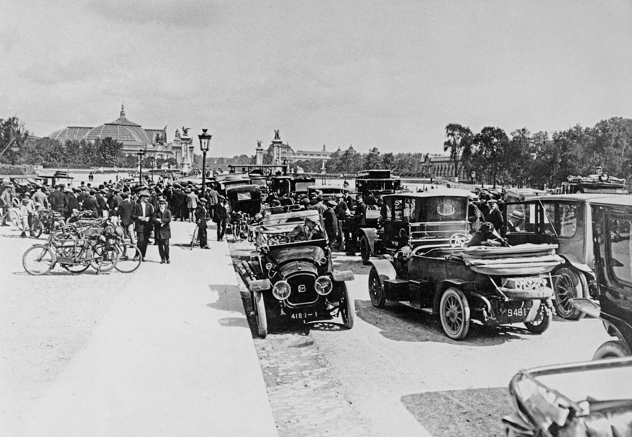 Rekvisisjon av biler på Esplanade des Invalides, Paris, 16. august 1914 av French Photographer