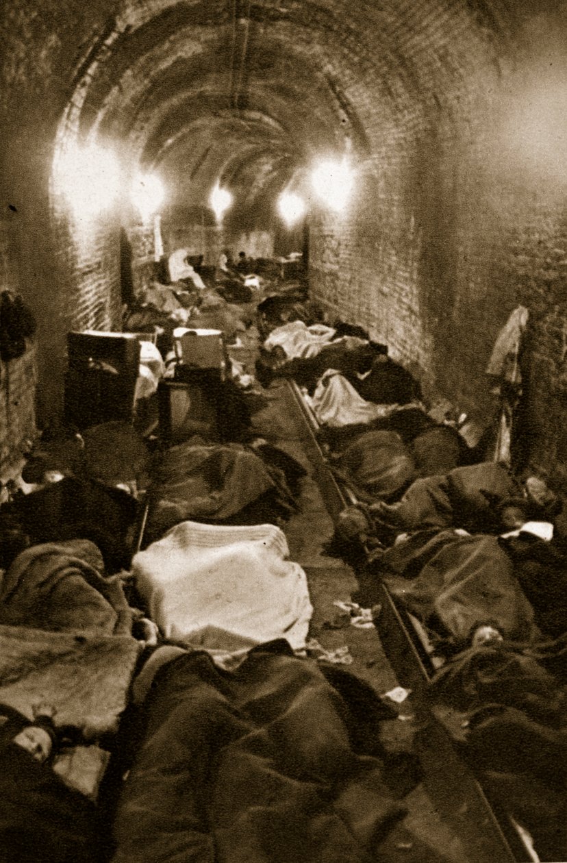 Innbyggere i Le Havre søker tilflukt i togtunnelene, september 1940 av French Photographer