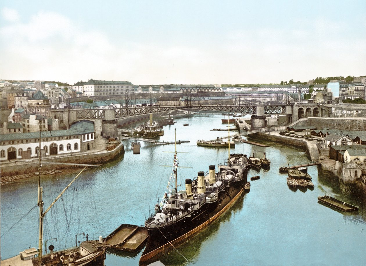 Skip fortøyd ved Penfeld-elven, Brest, 1890-1900 av French Photographer