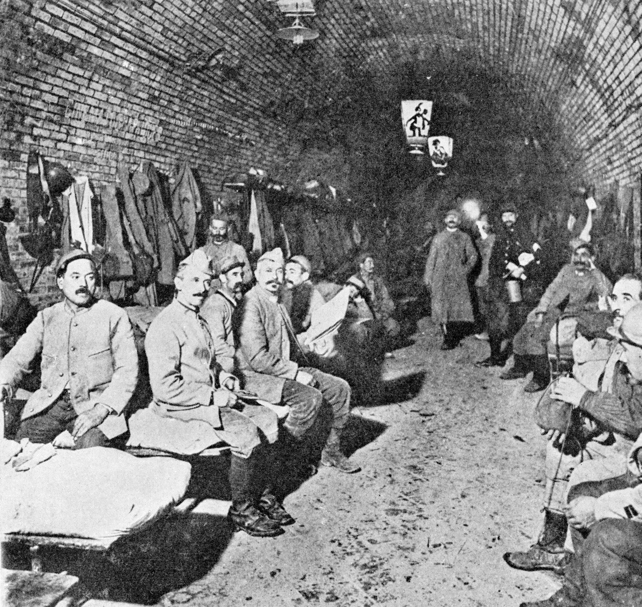 Sleeping Quarter i Douaumont Fort, ca. 1916 (bw-bilde) av French Photographer