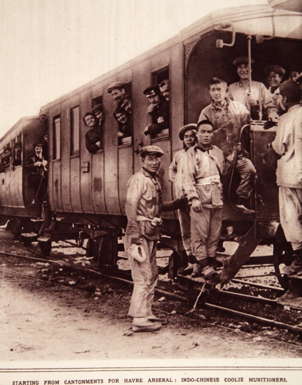 Starter fra Cantonments for Havre Arsenal: Indo-kinesiske coolies ammunitioners, illustrasjon fra The Illustrated War News, september 1916 (sepia-bilde) av French Photographer