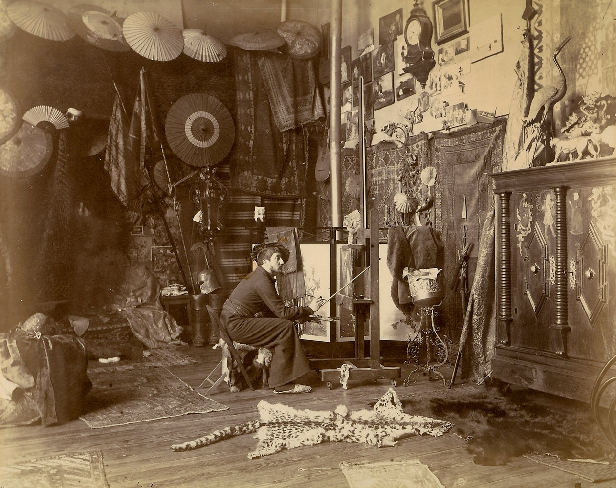 Den franske maleren Rochegrosse fotografert i sitt studio, ca. 1885 (gelatinsølvtrykk) av French Photographer