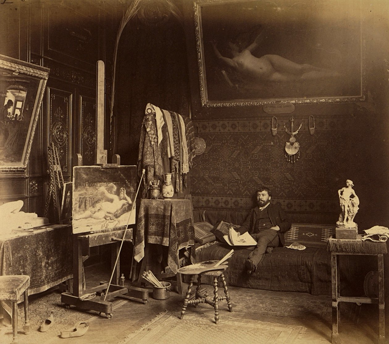 Maleren Toulot i studioet hans (s/hvitt bilde) av French Photographer