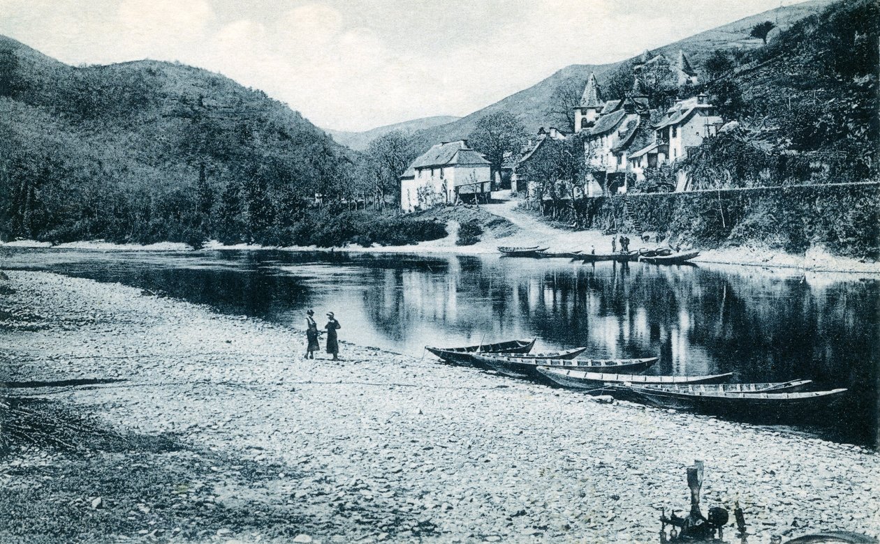 Bredden av Lot i Veillevie (Lot-dalen), Cantal, Auvergne: postkort for båtnavigasjon, tidlig på 1900-tallet (bilde) av French Photographer