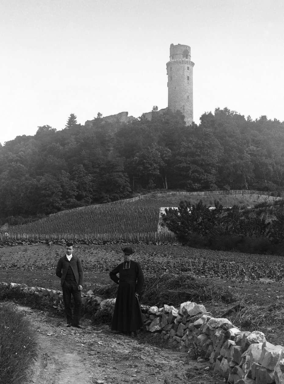 Landkuren, akkompagnert av en ung mann, poserer i veien foran tårnet til Montlhery i Essone. Fotografering sent på 1800-tallet. Ducos samling. av French Photographer