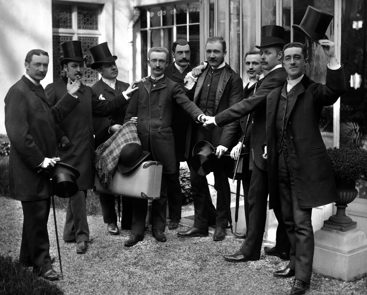 Møtet med fotografens venner, Theodore Ducos (1849-1913), foran Abbey of Septfontaines, nær Bourmont i Haute Marne. Fotografering sent på 1800-tallet. Ducos samling. av French Photographer